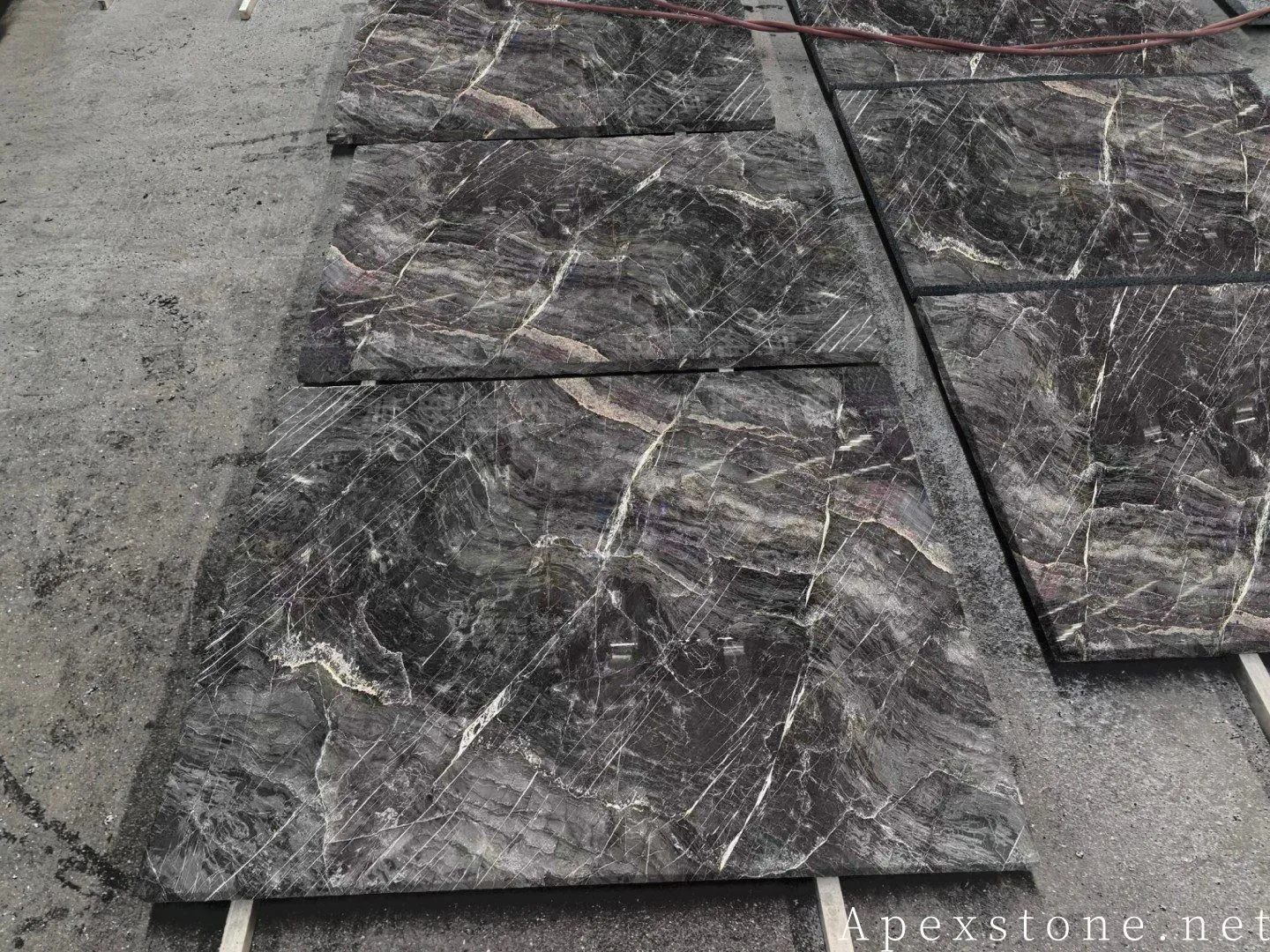 Givenchy_Black_Marble_exterior_wall_195